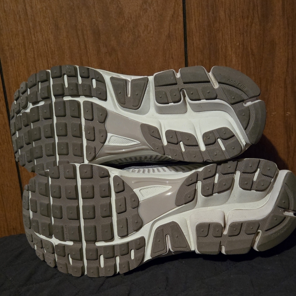 Nike Women's Zoom Vomero 5 Sneakers - Picture 3 of 3